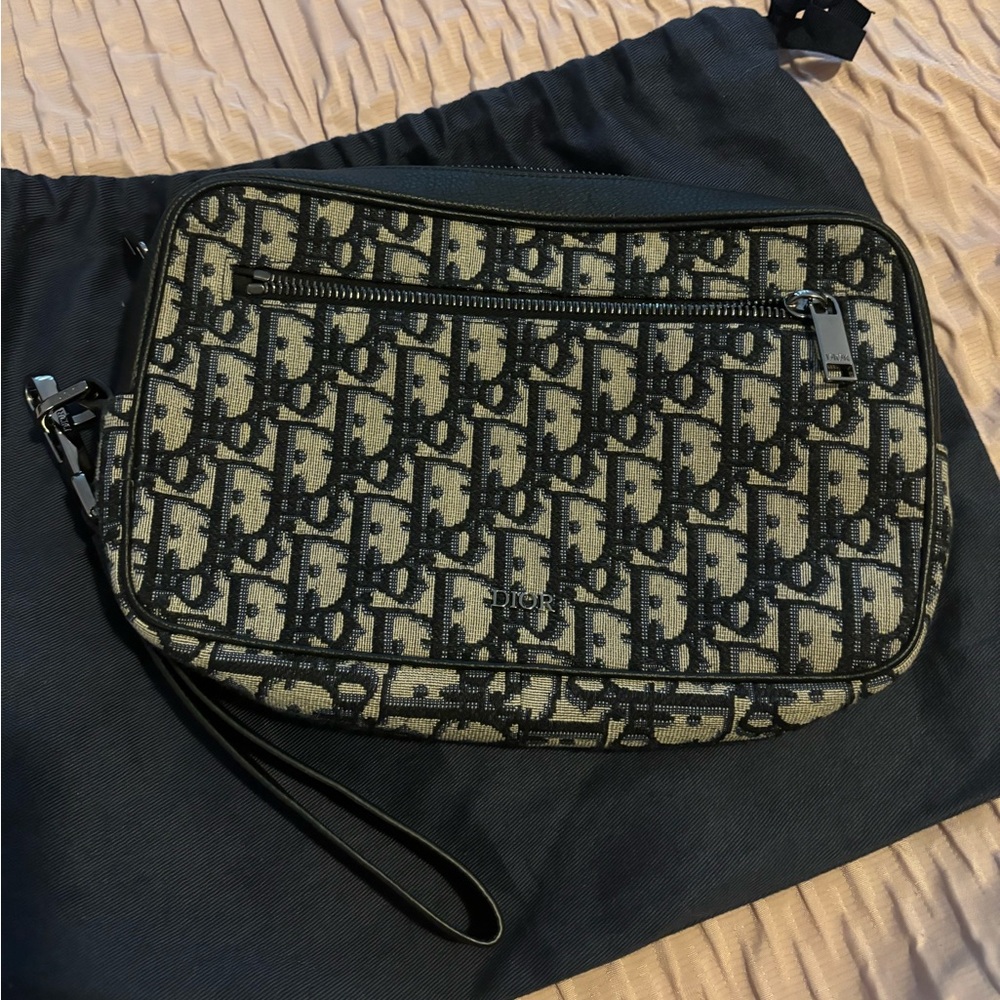 DIOR Toiletry Bag 
Beige and Black Dior Oblique Jacquard